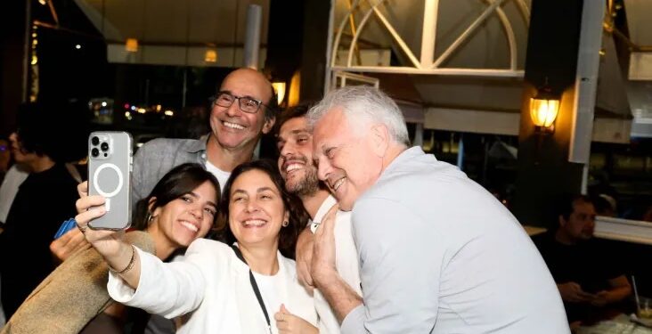 Pedro Bial e ex-mulher Giulia Gam se emocionam em show do filho