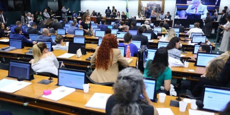 Parada há 13 anos, PEC que autoriza trabalho para adolescentes volta à pauta da CCJ