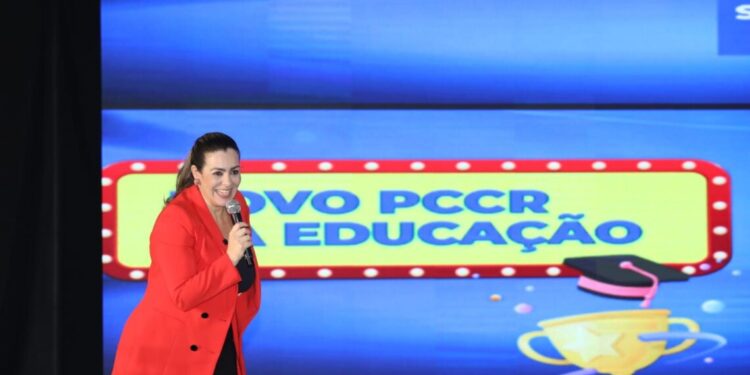 Prefeitura concede mais de 270 progressões e titularidades a servidores da Educação