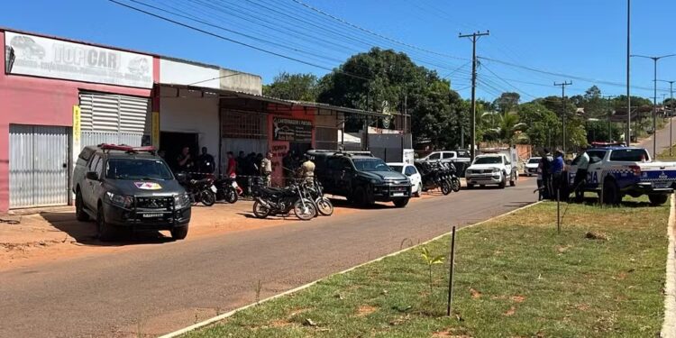 Homem morre durante troca de tiros com a polícia após tentar fugir de abordagem, diz PM