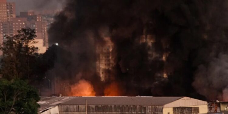 Incêndio de grandes proporções atinge galpão de autopeças em Barueri (SP)