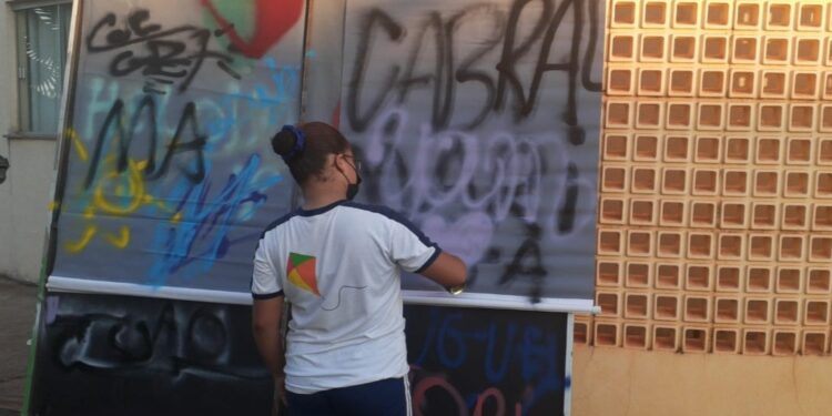 Alunos da ETI Almirante Tamandaré participam de oficinas de grafite promovidas pela Incubadora Social da UFT