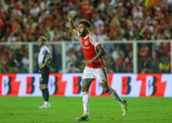 Wesley acertou um belo chute na vitória contra o Corinthians Reprodução/X/Internacional