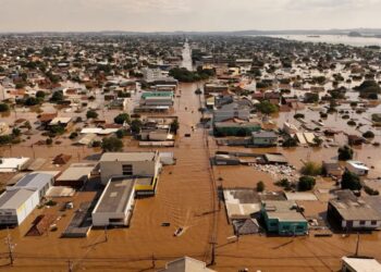 Imagem de drone mostra barcos com voluntários em busca de pessoas isoladas em casas no bairro inundado de Mathias Velho, em Canoas, Rio Grande do Sul