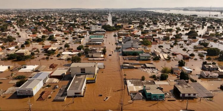 Imagem de drone mostra barcos com voluntários em busca de pessoas isoladas em casas no bairro inundado de Mathias Velho, em Canoas, Rio Grande do Sul