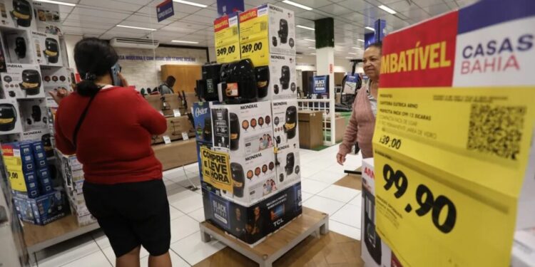 Varejo vê equívoco em manutenção de juros elevados pelo Copom