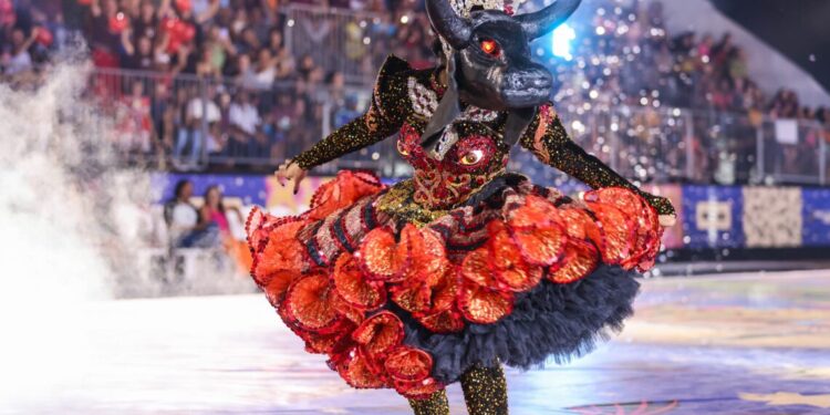 Ysmir da Matutos da Noite é coroada rainha na abertura da festança com Solange Almeida