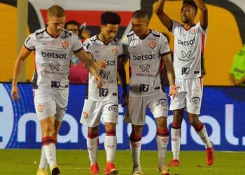Jogadores do Vitória comemoram um dos gols que marcaram sobre o Atlético-MG