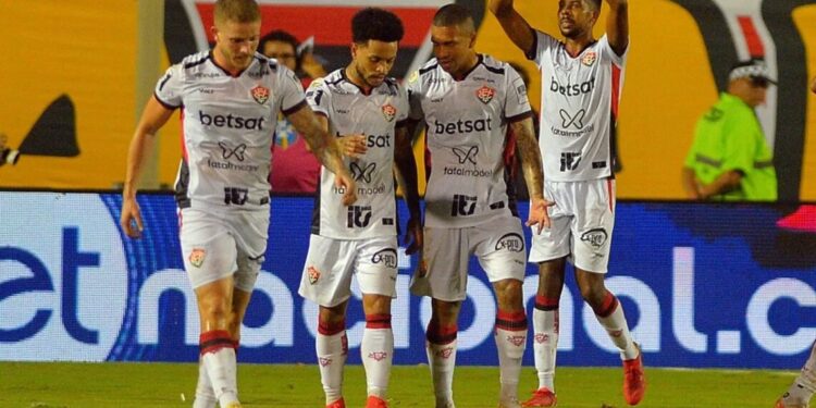 Vitória domina Atlético-MG e manda Vasco para o Z4 do Brasileirão