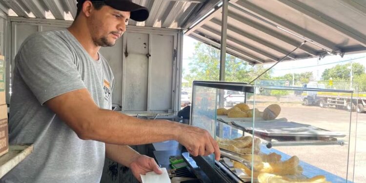 Do biscoito ao cafezinho: serviço ambulante de alimentação promove crescimento no microempresas