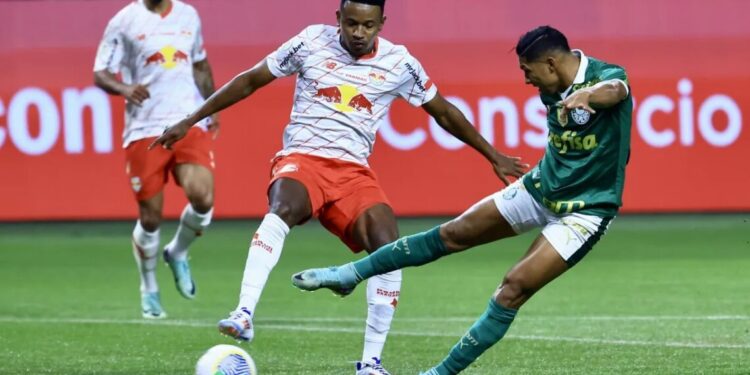 Palmeiras vence Red Bull Bragantino e sobe para o G4 do Brasileirão