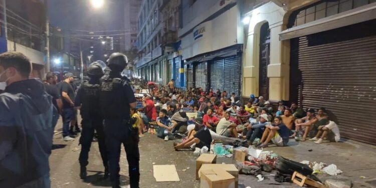 Prefeitura de SP usa grades para cercar rua na região da “Cracolândia”