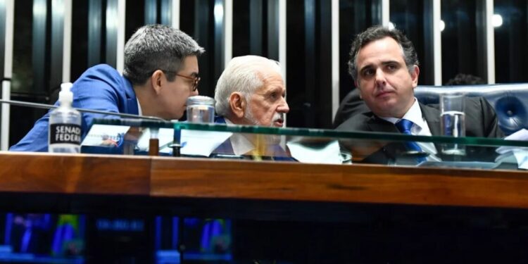 Após derrotas no Congresso, Lula faz reunião com líderes do governo nesta segunda (3)