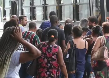 Pessoas - ônibus - trabalhadores - trabalho - informalidade - transporte público
Tânia Rego/Agência Brasil