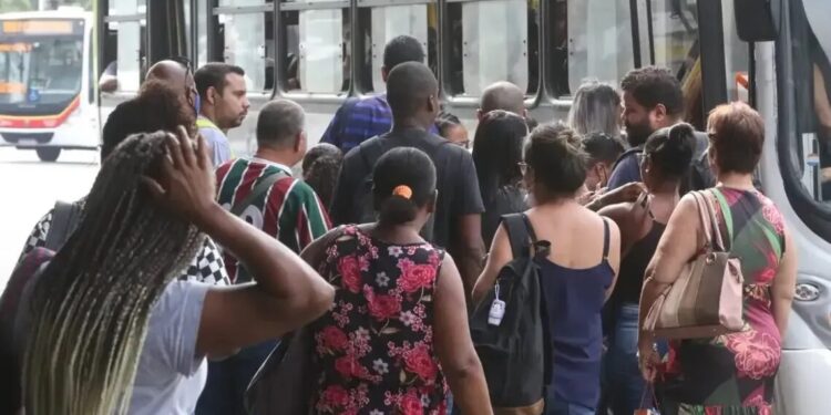 Um terço dos empregadores e trabalhadores autônomos estavam formalizados em 2023, diz IBGE