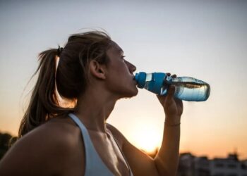 A hidratação é fundamental antes, durante e depois dos exercícios físicos em dias de baixa umidade do ar
skynesher/GettyImages