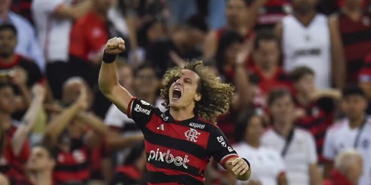 Dez anos após declaração, David Luiz “dá alegria para sua nação” e curte fase artilheira no Flamengo