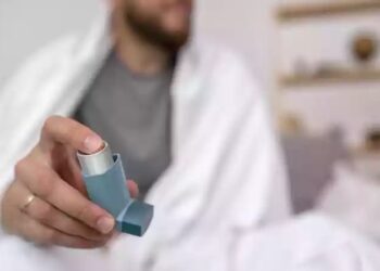 O diagnóstico da asma é principalmente clínico, obtido após consulta e avaliação pelo médico, mas também é confirmado pelo exame físico e pelos exames de função pulmonar