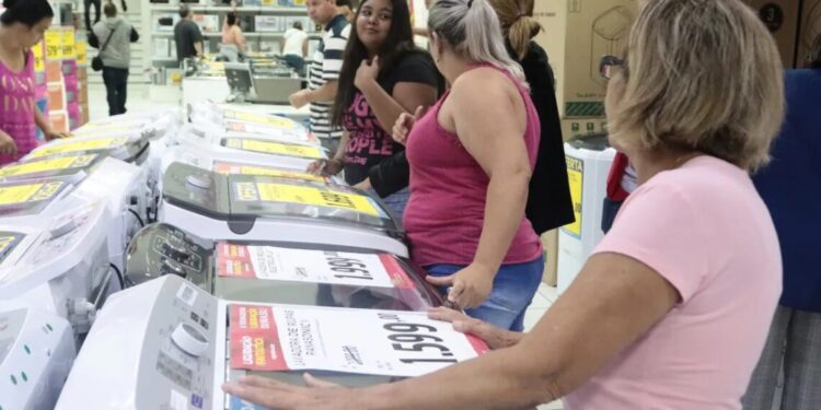 Intenção de consumo das famílias sobe, mas crédito difícil indica cautela, aponta CNC