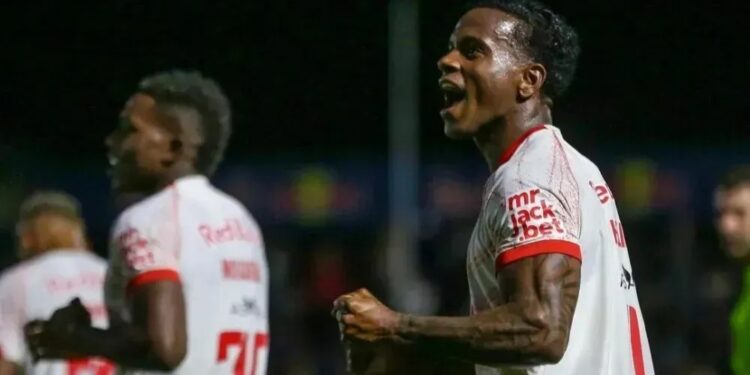 Red Bull Bragantino sai atrás, mas vira sobre o Vitória e cola no G4 do Brasileirão