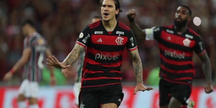 Líder do Brasileirão, Flamengo vence o Fluminense e agrava crise no rival