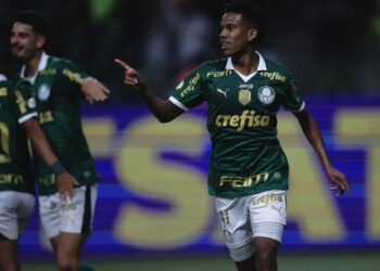 Estêvão comemora o gol que marcou para o Palmeiras sobre o Juventude