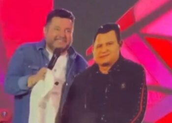 Bruno faz totem de papelão de Marrone para show
X/VSertanejo/Versinho/Anchieta