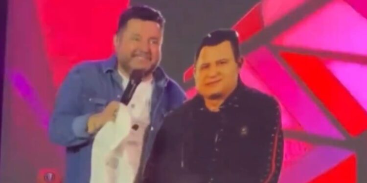 Bruno faz totem de papelão de Marrone para show
X/VSertanejo/Versinho/Anchieta