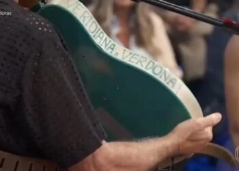 Lulu Santos mostra sua guitarra, apelidada e escrita por Xuxa, durante programa Altas Horas, exibido no sábado (22) Reprodução/TV Globo