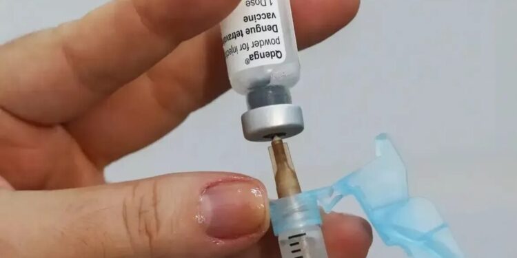Ministério da Saúde amplia idade para vacinas da dengue com vencimento próximo
