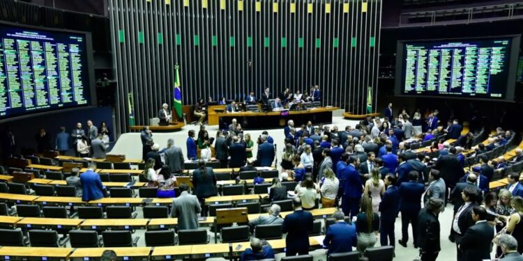 PEC da Anistia pode refinanciar dívidas e estimular recuperação fiscal de partidos; entenda