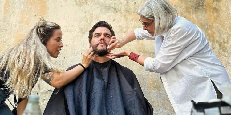 Kleber Mendonça Filho publica foto de Wagner Moura em set de novo filme; veja