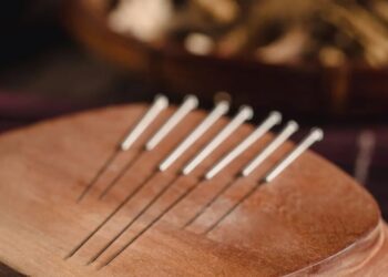 Acupuntura se mostrou eficaz em reduzir efeitos colaterais relacionados ao tratamento anti-hormonal contra o câncer de mama, em três ensaios clínicos randomizados
Jordan Lye/GettyImages