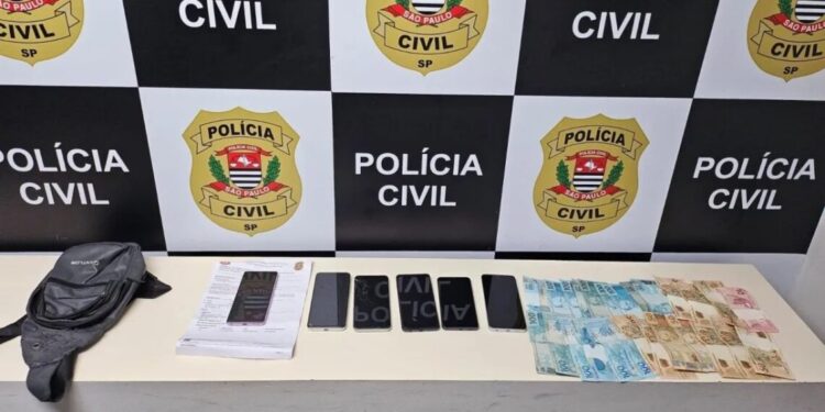 Os 56 celulares apreendidos, 19 tinham registros de furto ou roubo.
Divulgação / SSP