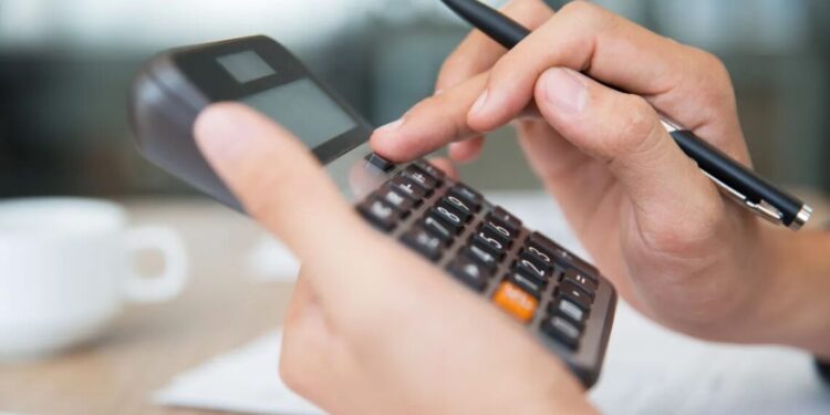 Número de inadimplentes no Brasil cai 1,2% em maio; dívida total é de R$ 394 bi, aponta Serasa