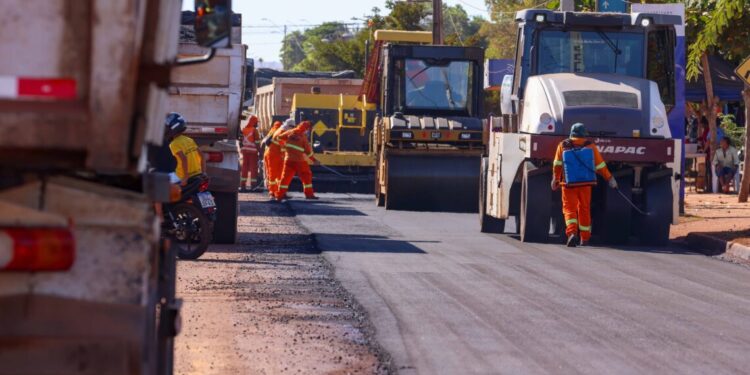 Avenidas TLO-05 e TNS-08 do Jardim Taquari recebem pavimentação asfáltica