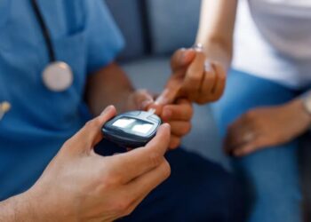 O pré-diabetes é uma condição caracterizada pelo aumento da glicemia, mas não a ponto de caracterizar diabetes tipo 2
RealPeopleGroup/GettyImages