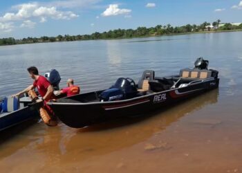 Barco foi levado para o porto, no ribeirão Lontra em Araguaína, Tocantins — Foto: Divulgação/Bombeiros