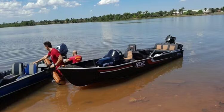 Dois homens caem na água após barco virar e são resgatados em lago de usina