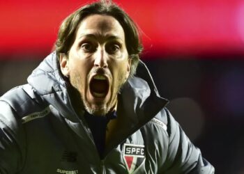 Zubeldia toma cartão amarelo e desfalca o time diante do Bahia Foto: Divulgação / X / Conmebol