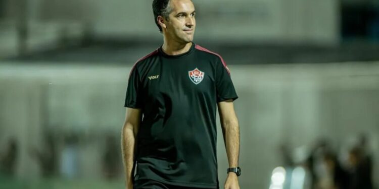 Ceará oficializa contratação do técnico mineiro Léo Condé, ex-Vitória