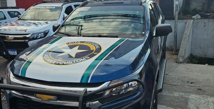 PM apreende 30 kg de cocaína em veículo oficial da Receita Federal