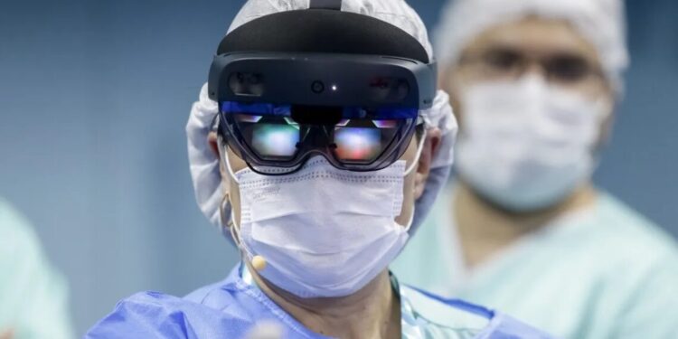 Óculos de realidade mista são usados pela 1ª vez no Brasil para remover tumor no pulmão
