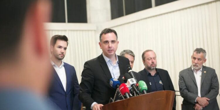 “Não podemos permitir que o Brasil vire um palco de agressões entre instituições, verborragia", disse Pacheco
Kewin Wiwlaiallas