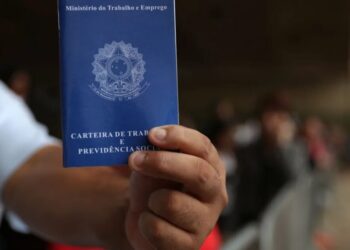 Homem mostra carteira de trabalho ao procurar emprego no centro de São Paulo
REUTERS/Amanda Perobelli