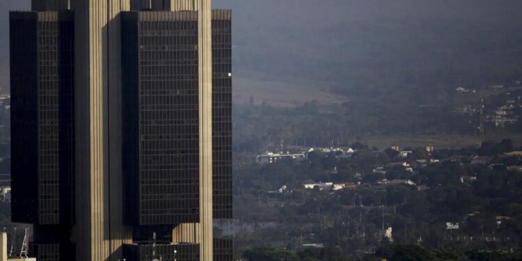 Com PEC da autonomia financeira, BC teria mais recurso para gastar em ano de inflação alta