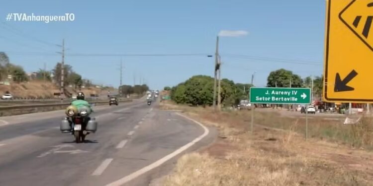 Mulher é atropelada por moto em faixa de pedestre da BR-010 e sofre fratura exposta