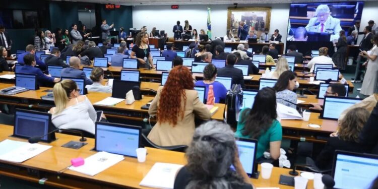 O que é a PEC das Drogas, que está na pauta de comissão da Câmara