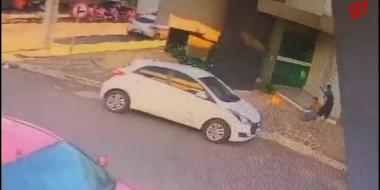 Mulher joga líquido inflamável e põe fogo em homem no meio de rua