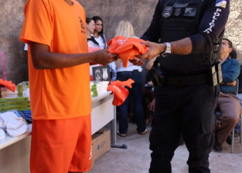 Foram entregues mais de 400 uniformes aos presos – (Créditos: Márcia Rosa/Governo do Tocantins)